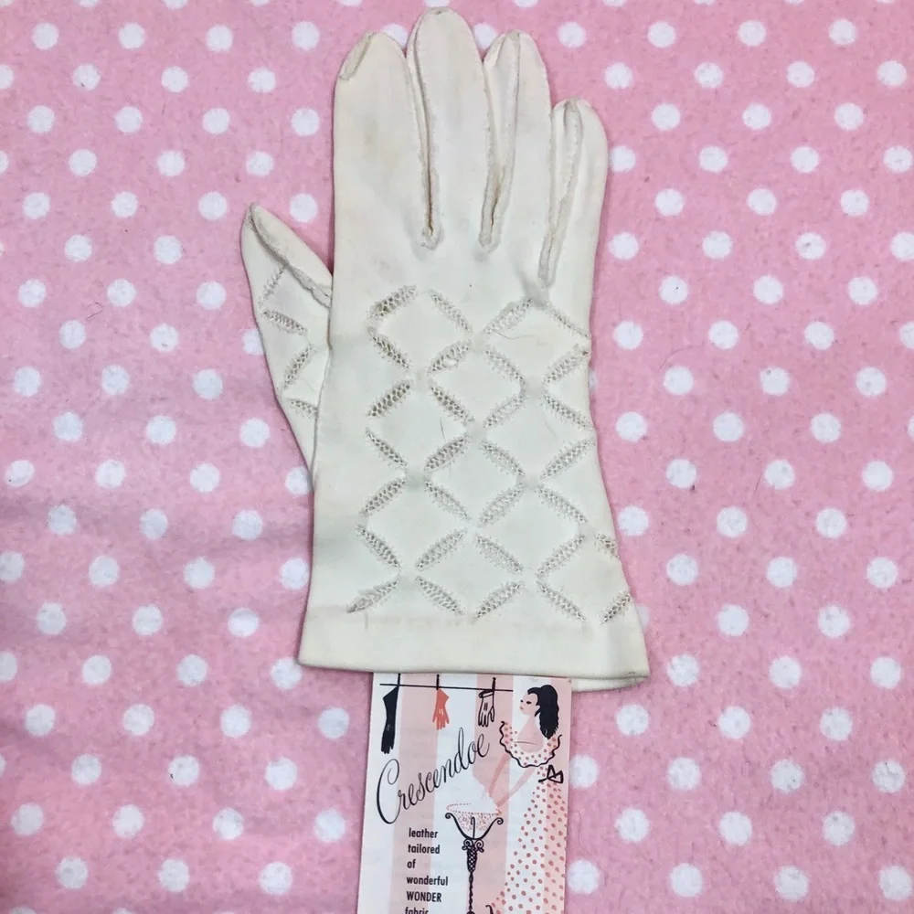 Vintage “Crescendoe” White wrist gloves 6 1/2